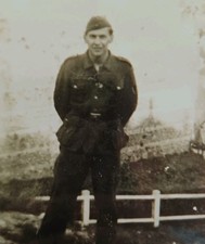 Soldat steht vor Mauer