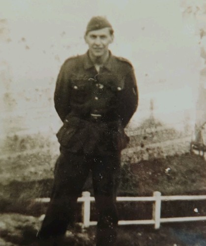 Soldat steht vor mauer - steht,