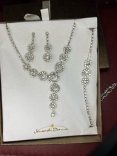 Silberfarbener Schmuck mit