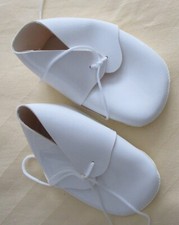 Weiße große Puppenschuhe