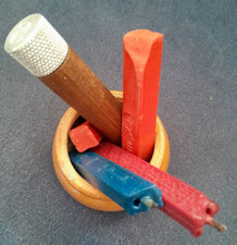 Siegelstempel "S" aus Holz und Siegellack in rot und blau