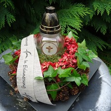 Grabdekoration Grabgesteck Kranz Grabkranz Zapfen Trockenblumen Efeu Grablicht