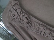  Damen Strickjacke beige Rüschen Volant Gr. S 36