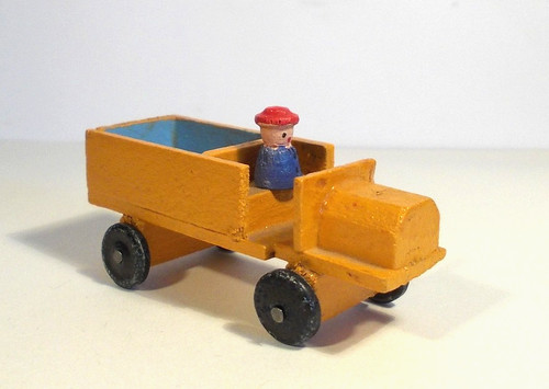 Kleiner gelber lastwagen lkw - kleiner,