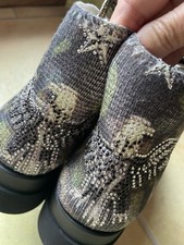 NEU Rose auffällig Strick  Stiefeletten 38 Strass Flügel grau/weiss/grün Stern