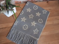 Schal Blumen grau beige Winter