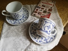 2 x Tassen Indisch Blau mit Leinen Deckchen und Kaffee Buch Konvolut