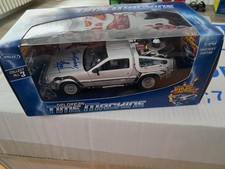 CHRISTOPHER LLOYD  AG  AUF DELOREAN 1:24   "ZURÜCK IN DIE ZUKUNFT" MIT COA SWAU