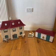 Schleich Horse Club 42551 Landhaus und Stall Set am See LESEN 