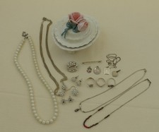 Konvolut alter Schmuck meist Silber in Porzellandose Firma Ens Sammlung