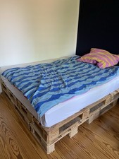 Palettenbett aus 6 Europaletten, Zugeschnitten und Abgeschliffen auf 160 x 200