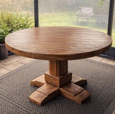 Massiver Gartentisch aus