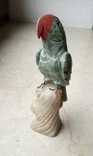 Papagei mit Sockel aus Halbedelsteinen
