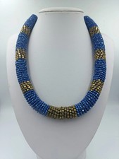 Handgefertigte Halskette aus blauen und goldfarbenen Glasperlen