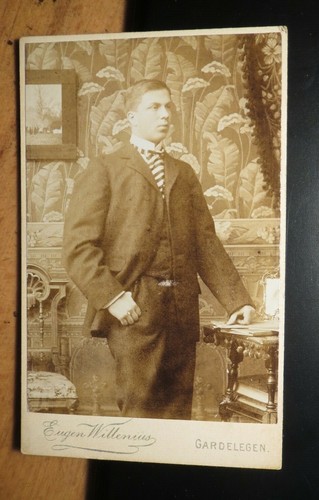 Stehender junger mann - stehender,