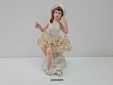 Figur Mädchen mit Spitzenrock