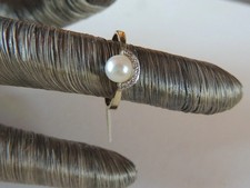 Edler Goldring mit Zuchtperle und kleinen Diamanten, 585GG