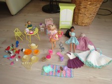 1 Barbie, 2 x Chelsea, kl. Pferd, Hund, Bett, Schrank, Campingtisch & Stühle