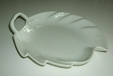 große - antike KPM Berlin Blattschale - 23 cm mit Reliefverzierungen - weiss