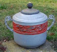 alter Blechkübel mit Deckel