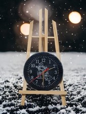 Wanduhr auf Schieferplatte"