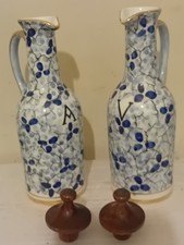 VINTAGE BLAU-WEISSE OLIVENÖL- UND ESSIGFLASCHEN MIT HOLZOBERTEILEN. GEBRAUCHT. 8 ZOLL