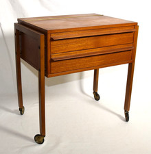 vintage 50er TEAKHOLZ NÄHKASTEN Beistelltischchen auf Rollen Konsole Holztruhe