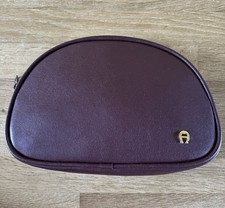 Aigner Etienne Lederetui goldfarbenes Logo Farbe Pflaume B:20cm H:13cm Top