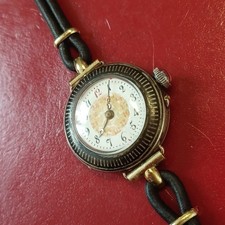 Antike Damen-Armbanduhr um