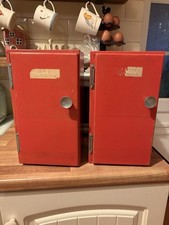 2 kleine alte Medizinschränke