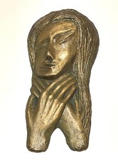 Bronze Relief Frau mit verschränkten Händen