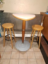 Sie bieten auf 1x Schwerer Stehtisch mit Gruß fuß und 2 x Barhocker Holz