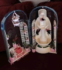 Alter Barbie Wintergarten Brunnen 1987 Vintage viele Blumen und Kleinteile