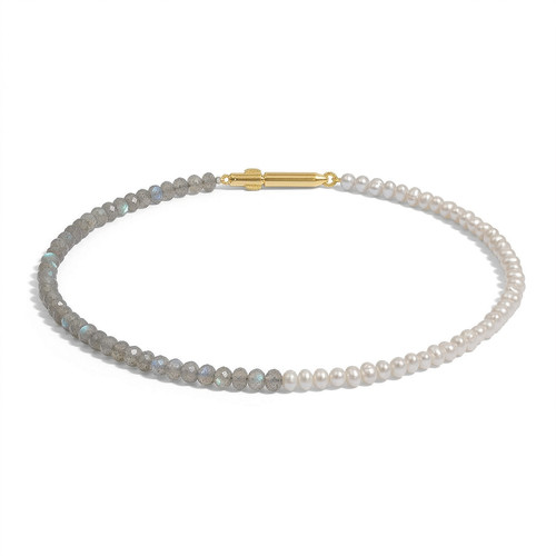 Perlenarmband mit hellgrauen