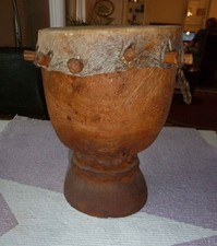 Afrikanische Trommel aus Mosambik, Holz mit Verzierung, 27,5 cm hoch, Original