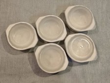 Set aus 5 Dessertschalen mit Deckel – Weiß – Kunststoff - stapelbar – ca. 10 cm