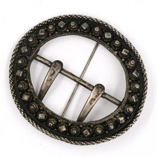 Brosche als Gürtelschließe