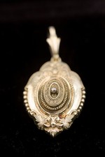 Vergoldetes Antik-Medaillon mit Saatperle * Historismus um 1900 * ca. 40*28 mm