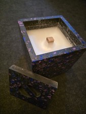 Firecube Kerze aus Terrazzo blau-violett