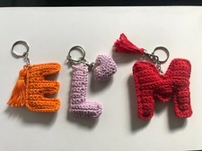 Schlüsselanhänger in Buchstabenform in 3 d, Handarbeit, gehäkelt aus Wolle, 