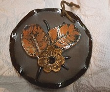 Wandbild aus Ton, Blumenmotiv