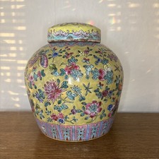 Chinesische Porzellanvase mit Deckel – Handbemalt, Gelber Fond