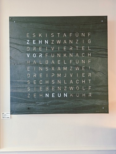 Wanduhr groß von qlocktwo - wanduhr,