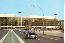 Postkarte :  BERLIN - PALAST DER REPUBLIK  mit Auto TATRA , 1976