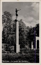 Ak Neustrelitz in Mecklenburg, Statue auf Säule, Garten der... - 4742003