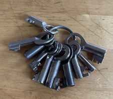 10 Schlüssel Koffer Kisten antik