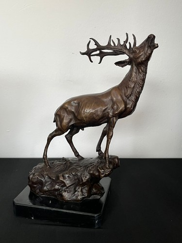 Bronze hirsch auf felsen - bronze,