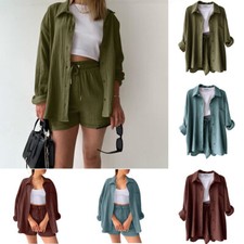 Set Aus Button-Down-Hemd Und