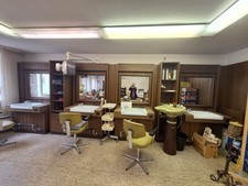 Friseureinrichtung m. 4 Waschplätzen, 1 Rückwärtswaschbecken, Stühlen, Regalen