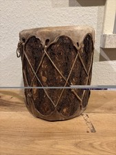 Indische Zeremonien Baumstamm Trommel mit Rinde u Rohhaut 